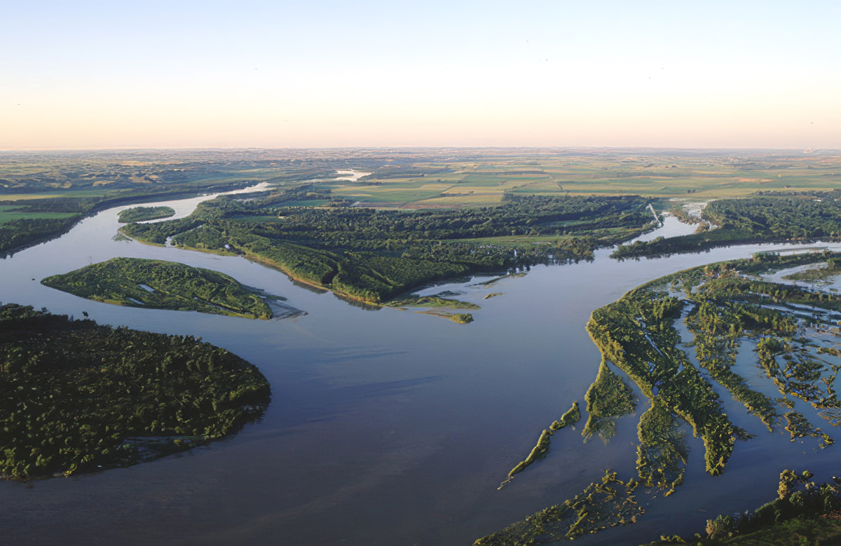 The Yellowstone and Missouri rivers come together in a wide plain